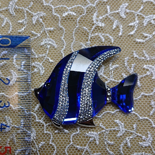 SWAROVSKI(スワロフスキー)の《SWAROVSKI》熱帯魚 エンゼルフィッシュ ブローチ レディースのアクセサリー(ブローチ/コサージュ)の商品写真