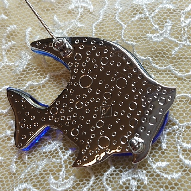 SWAROVSKI(スワロフスキー)の《SWAROVSKI》熱帯魚 エンゼルフィッシュ ブローチ レディースのアクセサリー(ブローチ/コサージュ)の商品写真