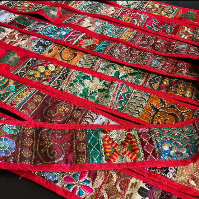 インド刺繍リボン パッチワーク 花 エスニック アジアン チロリアンテープ 赤 ハンドメイドの素材/材料(各種パーツ)の商品写真