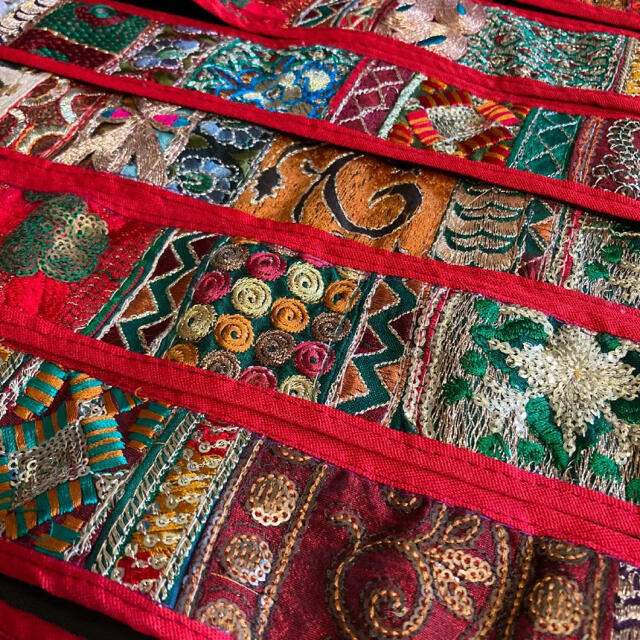 インド刺繍リボン パッチワーク 花 エスニック アジアン チロリアンテープ 赤 ハンドメイドの素材/材料(各種パーツ)の商品写真