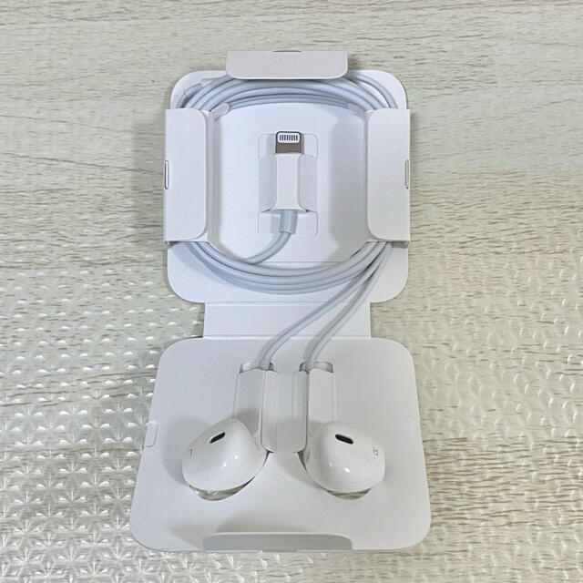 Apple(アップル)のアップル イヤホン EarPods 純正品 スマホ/家電/カメラのオーディオ機器(ヘッドフォン/イヤフォン)の商品写真