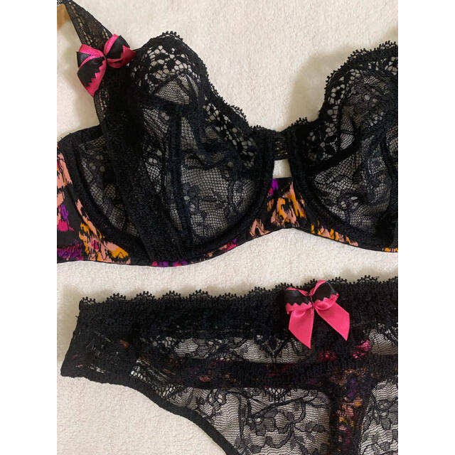 Simone Perele(シモーヌペレール)のAUBADEオーバドゥCONTE RUSSE 75C/2 レディースの下着/アンダーウェア(ブラ&ショーツセット)の商品写真