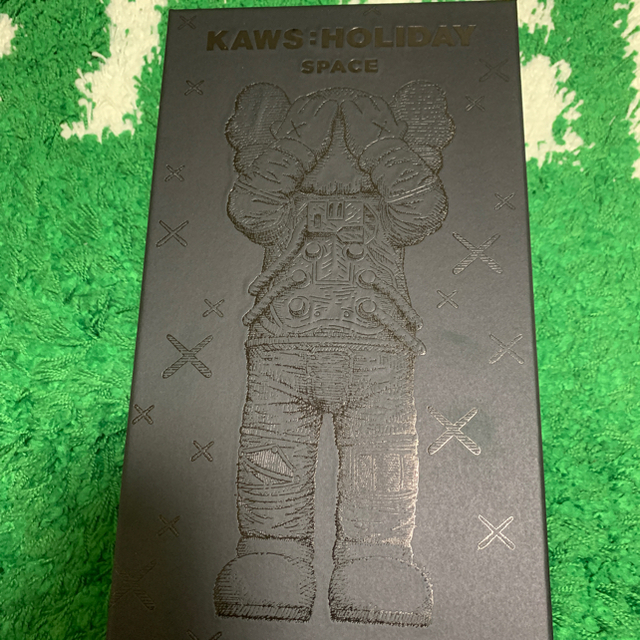 kaws space holiday black カウズ エンタメ/ホビーのフィギュア(その他)の商品写真