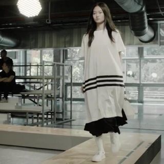 ワイスリー(Y-3)のY-3 ロング　カット　Tシャツ  ワンピース 白　ワイスリー　yohji(Tシャツ(半袖/袖なし))