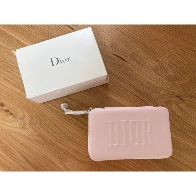 Christian Dior(クリスチャンディオール)のDior スノーブライトニング モイストクリーム ノベルティポーチ付き(新品) コスメ/美容のスキンケア/基礎化粧品(フェイスクリーム)の商品写真