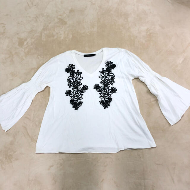 AZUL by moussy(アズールバイマウジー)の美品 刺繍Ｖネックチュニック レディースのトップス(チュニック)の商品写真