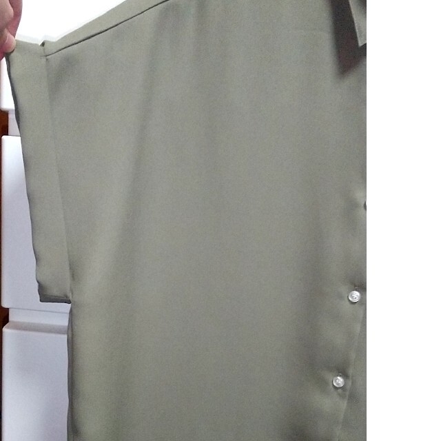 GU(ジーユー)のドルマン スリーブ ポンチョ カーキ色 シャツ ブラウス レディースのトップス(シャツ/ブラウス(長袖/七分))の商品写真