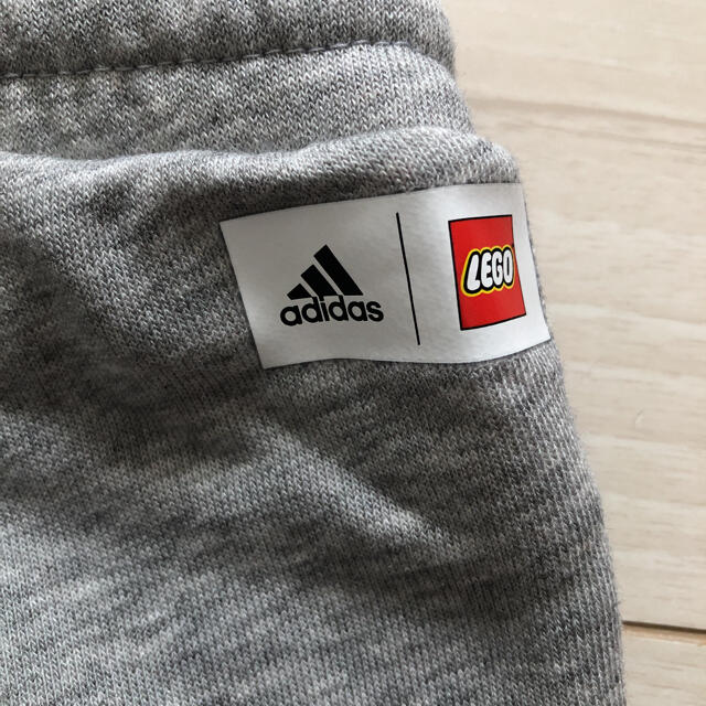 adidas(アディダス)の【新品】アディダス　ベビー　レゴ　セットアップ　上下　Tシャツ／パンツ　90 キッズ/ベビー/マタニティのキッズ服男の子用(90cm~)(その他)の商品写真