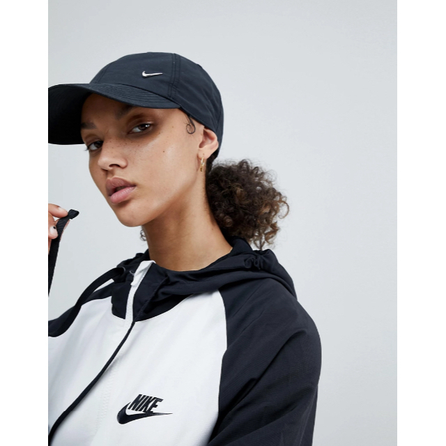 NIKE(ナイキ)の【ユニセックス】Nike metal swoosh cap ナイキ　ブラック メンズの帽子(キャップ)の商品写真