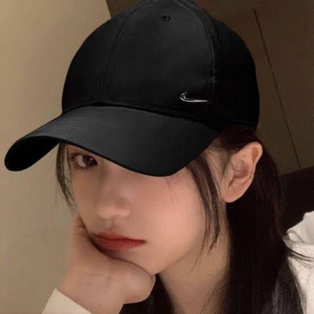 NIKE(ナイキ)の【ユニセックス】Nike metal swoosh cap ナイキ　ブラック メンズの帽子(キャップ)の商品写真