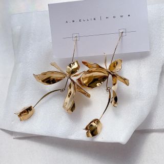 ヴェラウォン(Vera Wang)のa.b.ellie ゴールド　花　ピアス(ピアス)