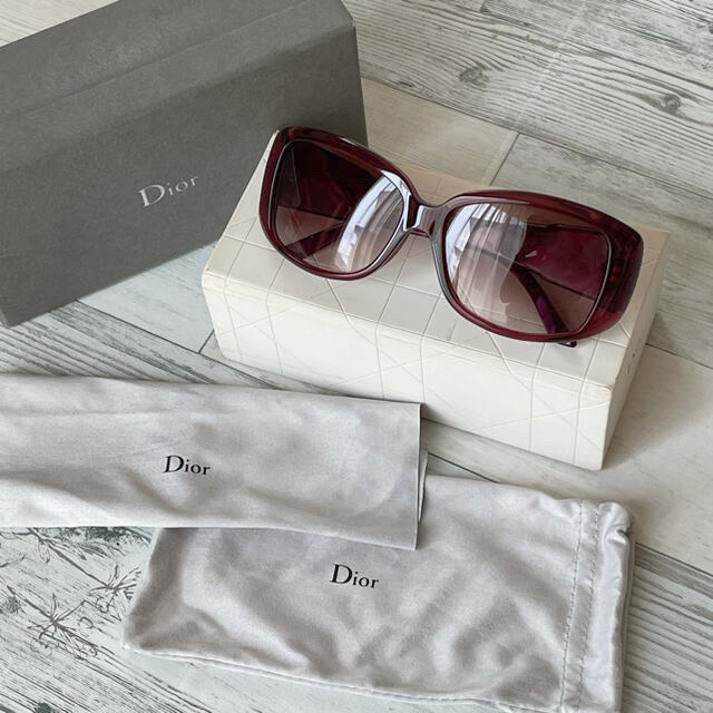 Dior(ディオール)の★Dior★ ディオール サングラス *ビジュー付き \ ワインレッド、ボルドー レディースのファッション小物(サングラス/メガネ)の商品写真