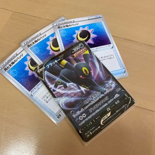 ポケモン(ポケモン)の防水 丁寧梱包 ブラッキーV 月と太陽のバッジ2枚セット イーブイヒーローズ(シングルカード)