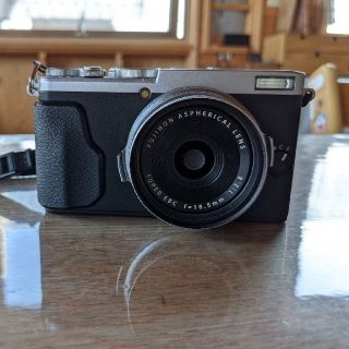 フジフイルム(富士フイルム)のFUJIFILMX70★シルバー★美品(コンパクトデジタルカメラ)