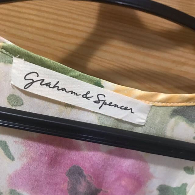 Spick & Span(スピックアンドスパン)のGRAHAM & SPENCERの花柄シルクブラウス レディースのトップス(シャツ/ブラウス(半袖/袖なし))の商品写真