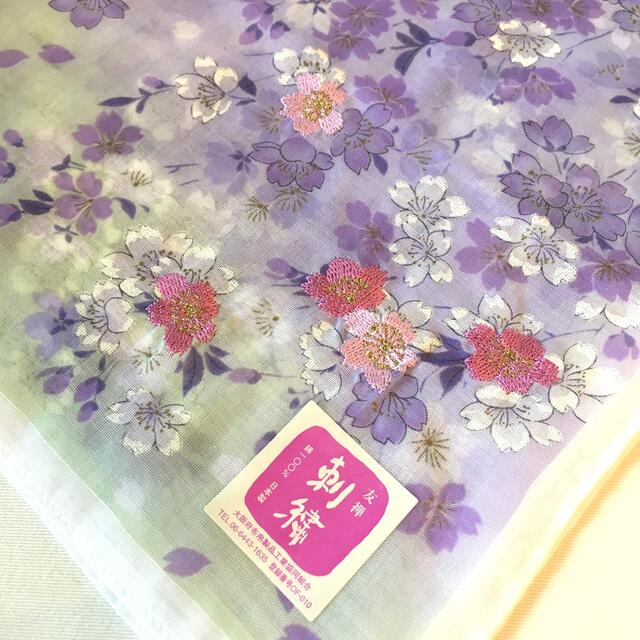 刺繍　友禅ハンカチ☆新品未使用品 レディースのファッション小物(ハンカチ)の商品写真