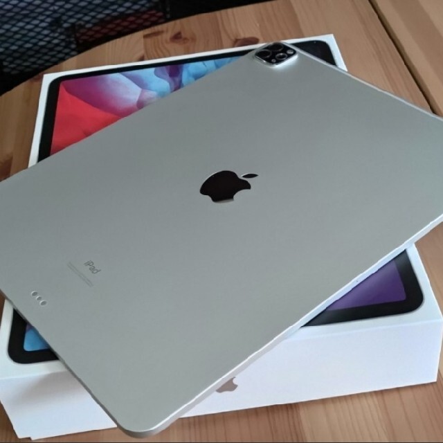 Apple(アップル)の第4世代 iPad pro 12.9 シルバー 2020 モデル 128GB   スマホ/家電/カメラのPC/タブレット(タブレット)の商品写真