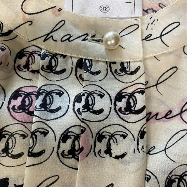 CHANEL(シャネル)のこたりちゃん専用　シャネル   ココブラウス　　アイコン柄　美品 レディースのトップス(シャツ/ブラウス(半袖/袖なし))の商品写真