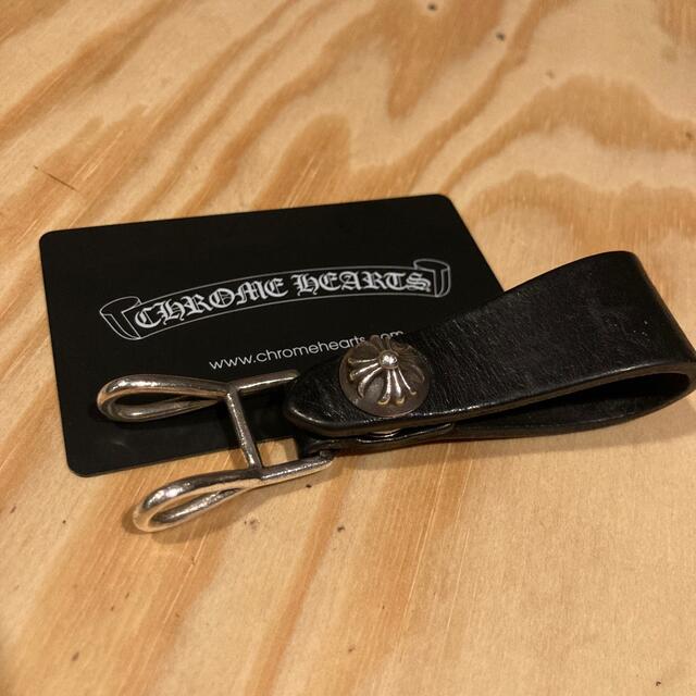 Chrome Hearts(クロムハーツ)の良品 クロムハーツ レザーベルトループ キーホルダー クロスボタン メンズのファッション小物(キーホルダー)の商品写真