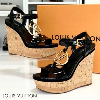 ルイヴィトン(LOUIS VUITTON)の2745 ヴィトン エナメル ウェッジソール サンダル ブラック(サンダル)