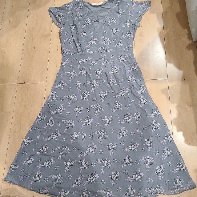 LAURA ASHLEY(ローラアシュレイ)のLAURA ASHLEY　ローラアシュレイ　グレー　花柄　ワンピース　サイズ11 レディースのワンピース(ロングワンピース/マキシワンピース)の商品写真