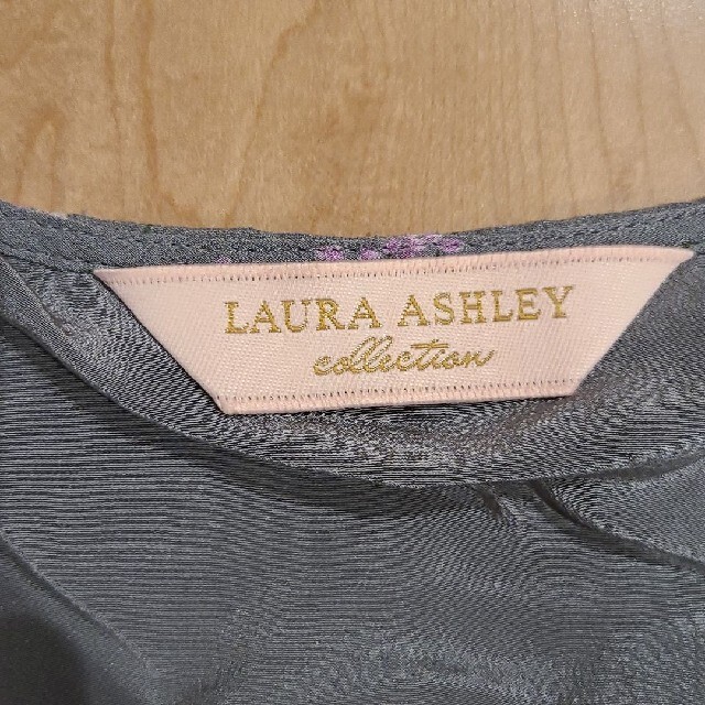 LAURA ASHLEY(ローラアシュレイ)のLAURA ASHLEY　ローラアシュレイ　グレー　花柄　ワンピース　サイズ11 レディースのワンピース(ロングワンピース/マキシワンピース)の商品写真