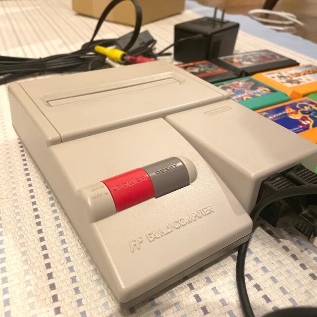 任天堂(ニンテンドウ)のニューファミコン セット （すぐに遊べる） エンタメ/ホビーのゲームソフト/ゲーム機本体(家庭用ゲーム機本体)の商品写真