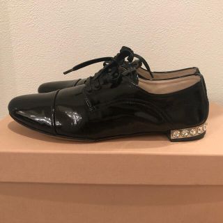 ミュウミュウ(miumiu)のミュウミュウmiumiu シューズ 35 22.5 ビジュー エナメルレザー(バレエシューズ)