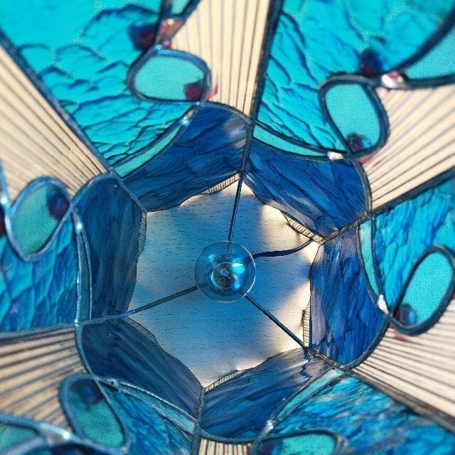 ブルーの六角行灯　ステンドグラスのランプ　高さ32cm