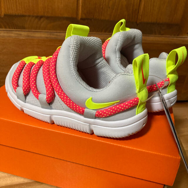 NIKE(ナイキ)の【新品】ナイキ ノーヴィス ノービス（グレー:14.5〜15.5㎝） キッズ/ベビー/マタニティのキッズ靴/シューズ(15cm~)(スニーカー)の商品写真