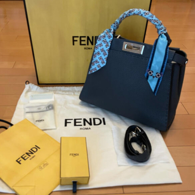 ハンドバッグFENDI ピーカブー　レギュラー　セレリア　グレー