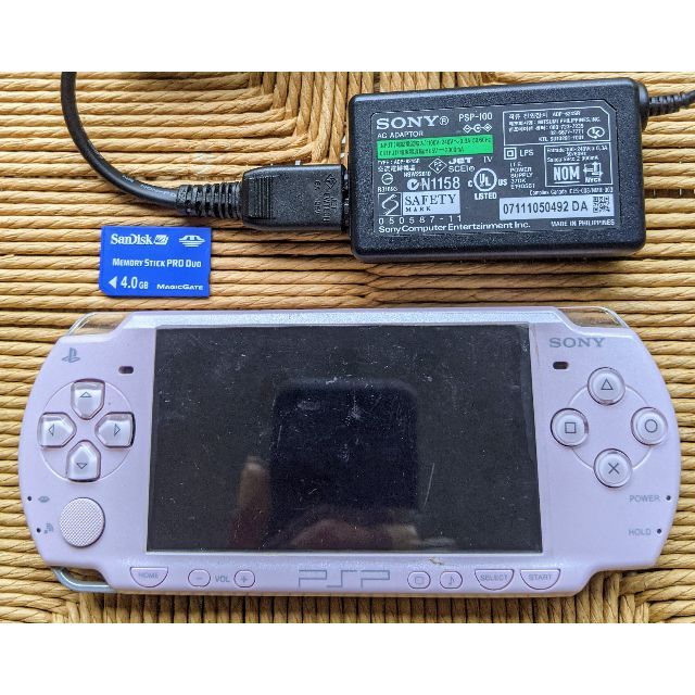 PlayStation Portable(プレイステーションポータブル)のPSP2000 ピンク エンタメ/ホビーのゲームソフト/ゲーム機本体(携帯用ゲーム機本体)の商品写真