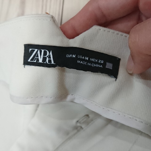 ZARA(ザラ)のZARA 美品 ベージュホワイトパンツ M レディースのパンツ(カジュアルパンツ)の商品写真
