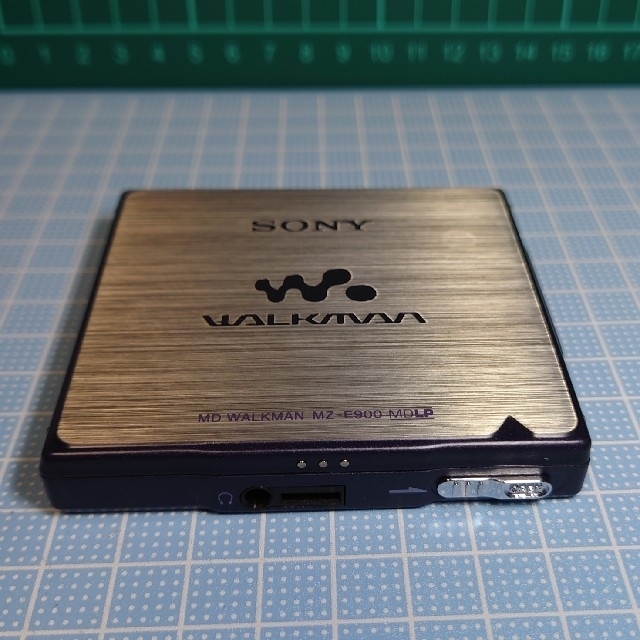 WALKMAN(ウォークマン)のSONY  MDウォークマン　MZ-E900  (ジャンク品) スマホ/家電/カメラのオーディオ機器(ポータブルプレーヤー)の商品写真