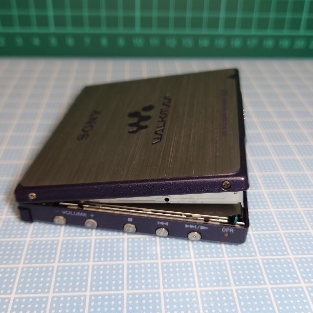 WALKMAN(ウォークマン)のSONY  MDウォークマン　MZ-E900  (ジャンク品) スマホ/家電/カメラのオーディオ機器(ポータブルプレーヤー)の商品写真