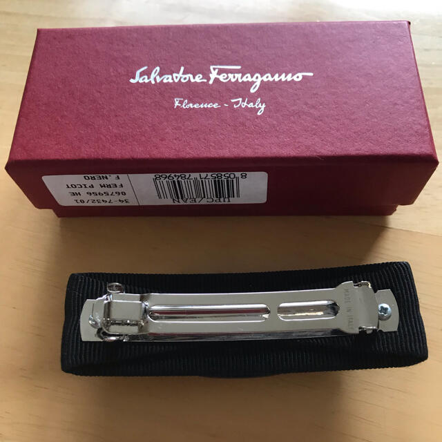 Salvatore Ferragamo(サルヴァトーレフェラガモ)のフェラガモ　ブラックスワロフスキー　バレッタ　未使用 レディースのヘアアクセサリー(バレッタ/ヘアクリップ)の商品写真