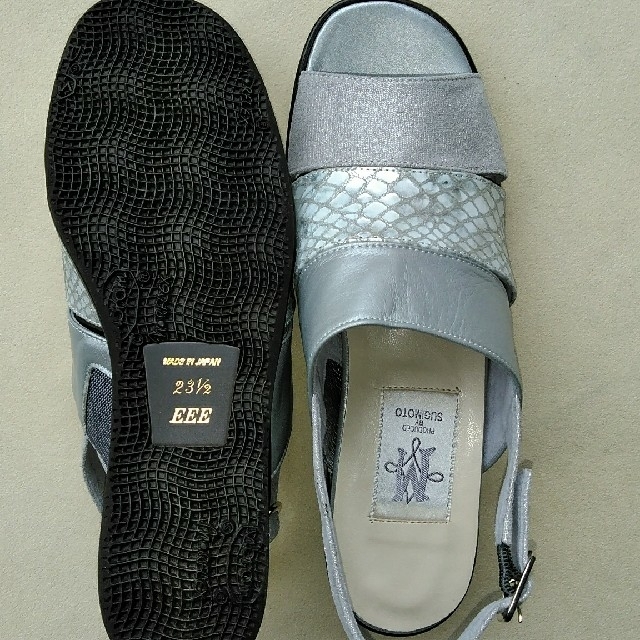 シルバーサンダル　23.5㎝ レディースの靴/シューズ(サンダル)の商品写真