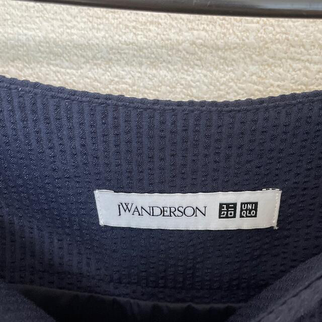J.W.ANDERSON(ジェイダブリューアンダーソン)のユニクロ×JW ANDERSONシアサッカーアシメトリーフレアスカート ネイビー レディースのスカート(その他)の商品写真