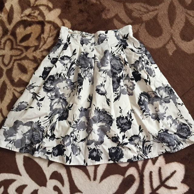 しまむら(シマムラ)の花柄 スカート 上品  しまむら 春夏 レディースのスカート(ひざ丈スカート)の商品写真