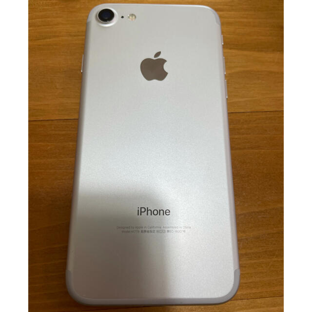 Apple(アップル)のiPhone7 128G シルバー　SIMフリー スマホ/家電/カメラのスマートフォン/携帯電話(スマートフォン本体)の商品写真