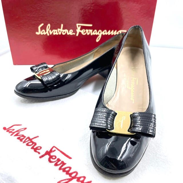 Salvatore Ferragamo(サルヴァトーレフェラガモ)のフェラガモ ヴァラ リボン エナメル ブラック ローヒール パンプス 5ハーフ レディースの靴/シューズ(ハイヒール/パンプス)の商品写真