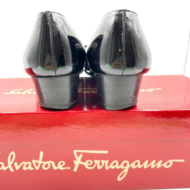 Salvatore Ferragamo(サルヴァトーレフェラガモ)のフェラガモ ヴァラ リボン エナメル ブラック ローヒール パンプス 5ハーフ レディースの靴/シューズ(ハイヒール/パンプス)の商品写真