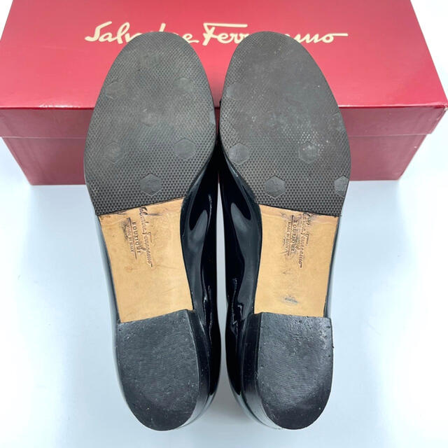 Salvatore Ferragamo(サルヴァトーレフェラガモ)のフェラガモ ヴァラ リボン エナメル ブラック ローヒール パンプス 5ハーフ レディースの靴/シューズ(ハイヒール/パンプス)の商品写真