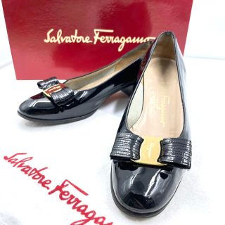 サルヴァトーレフェラガモ(Salvatore Ferragamo)のフェラガモ ヴァラ リボン エナメル ブラック ローヒール パンプス 5ハーフ(ハイヒール/パンプス)