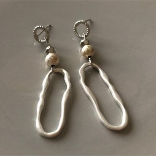 ハンドメイド　シルバーカラー　ピアス　(ピアス)