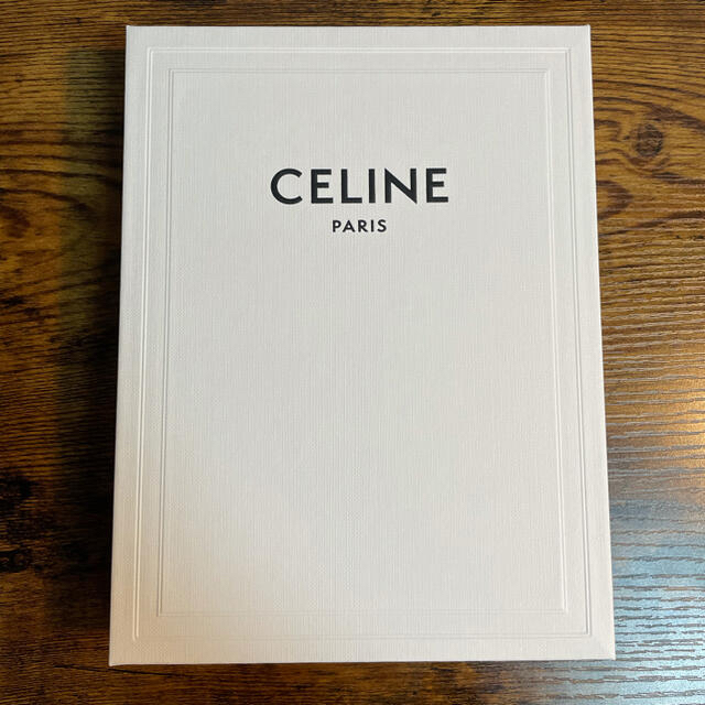 celine(セリーヌ)のセリーヌ 新品 Celine ミディアム ストラップ 財布 ペブル／ミネラル レディースのファッション小物(財布)の商品写真