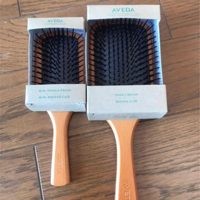 AVEDA パドル ブラシレギュラー、ミニサイズ2 点セット コスメ/美容のヘアケア/スタイリング(ヘアブラシ/クシ)の商品写真