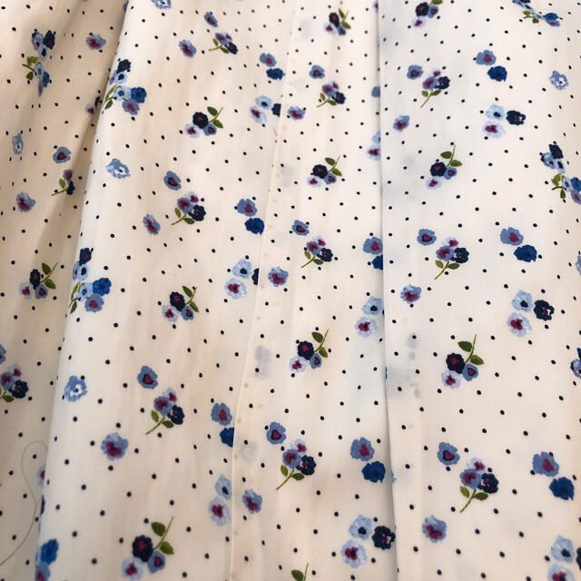 BURBERRY BLUE LABEL(バーバリーブルーレーベル)の新品タグ付き ブルーレーベル 小花柄 膝丈 スカート 花柄 レディースのスカート(ひざ丈スカート)の商品写真