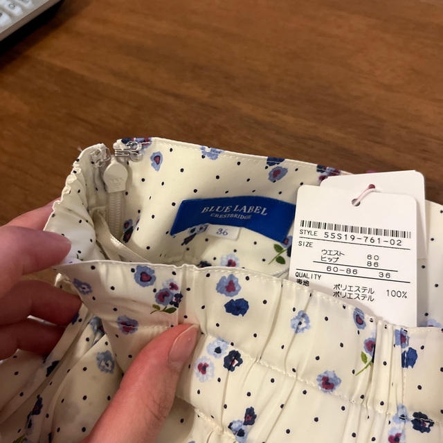 BURBERRY BLUE LABEL(バーバリーブルーレーベル)の新品タグ付き ブルーレーベル 小花柄 膝丈 スカート 花柄 レディースのスカート(ひざ丈スカート)の商品写真