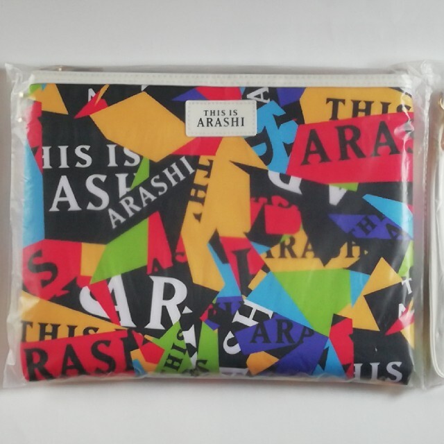 嵐(アラシ)の【嵐】　This is　ARASHI　クラッチバッグ+オマケ付き❢ エンタメ/ホビーのタレントグッズ(アイドルグッズ)の商品写真